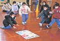 ジャンボかるた取った　滑川・北加積小で校内大会、児童が手作り