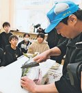 見て食べて寒ブリ満喫　氷見・宮田小児童、さばく様子に歓声