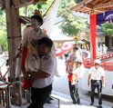 担がれて神社に入る稚児たち