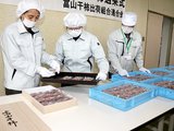 宮内庁に献上する干し柿を選果し桐箱に詰める関係者