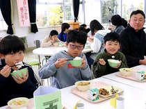 「ほたるいか米」おいしい　滑川市の小中学校で味わう給食