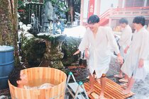 滝行で冷えた体温めて　上市・大岩山日石寺、風呂の提供開始