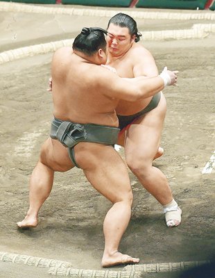 一気の押しで連勝　大相撲初場所