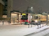 雪が強まり、路面が真っ白になった富山市中心部‖県庁前＝９日午後７時４５分ごろ