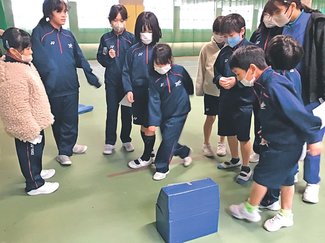 ＜学びや合言葉＞高岡西部小学校<br />全校で高岡西部小学校の歴史の一ページを作っていこう