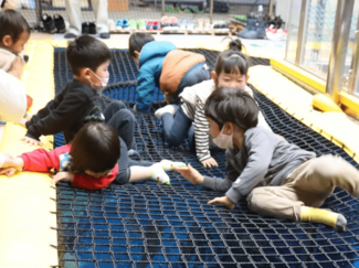 ブリが泳ぐ大水槽の上で遊べる！　<br />「攻めてる」魚津水族館の遊具が人気