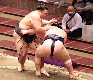 朝乃山 辛くも３勝目　春場所４日目、阿武咲突き落とす