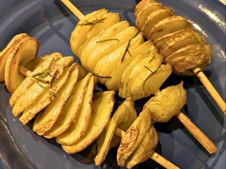 オーブンでとっても簡単！新じゃがのトルネードポテト【休日のレシピ(102)】