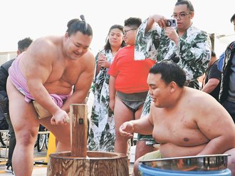 朝乃山「来年は三役」　高砂部屋で餅つき参加