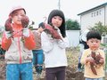 丸々のイモに大満足　射水・西高木、収穫で異世代交流