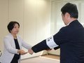 「地方の声を国政に」　繰り上げの維新・上野参院議員に証書