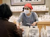 予約客に朔日饅頭が販売された