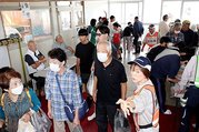 避難所の黒部市石田小学校の体育館に入る参加者=黒部市石田