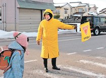魚津の横田さん自発的活動１０年、安全見守りこれからも　清流小通学路で注意呼びかけ・除雪も