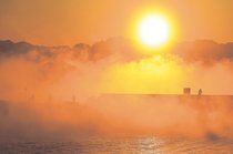 黄金色に輝く気嵐　氷見