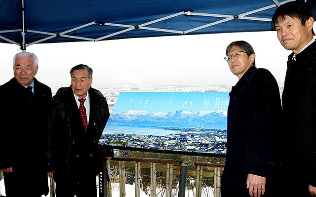 立山連峰の絶景、写真看板で紹介 高岡・伏木の氣多神社展望台｜北日本