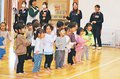 手遊び・ダンス園児と楽しく　入善高３年生が保育実習
