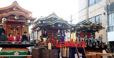 本能寺の変を題材にした演目を披露する出演者