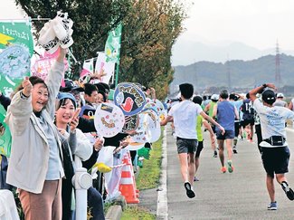 途切れぬ声援に勇気　富山マラソン、「頑張れ！」「ナイスラン」
