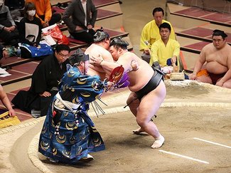 朝乃山 正代押し出す　初場所千秋楽、１１勝４敗で幕