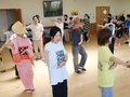 おわら、みんなで輪踊り　保存会指導、富山・堀川校下の７０人楽しむ