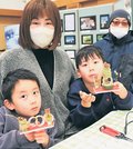 親子連れ、ヘビの置物作り楽しむ　富山市ファミリーパーク