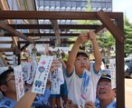署員らと一緒に風鈴を飾り付ける園児
