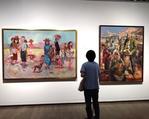 猪熊弦一郎「長江埠の子供達」(左、1941年、丸亀市猪熊弦一郎現代美術館蔵)と伊谷賢蔵「楽土建設」(右、1940年、京都国立近代美術館蔵)