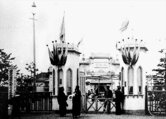 1913年に開館した初代の魚津水族館(同館提供)