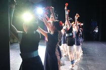 達成感で涙こぼれ　公演の舞台裏に密着【リンゲン便り～世界こども演劇祭の街から～（５）】