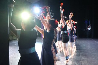 達成感で涙こぼれ　公演の舞台裏に密着【リンゲン便り～世界こども演劇祭の街から～（５）】