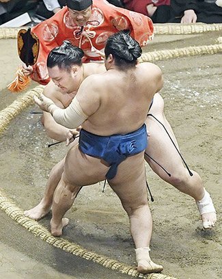 朝乃山、千代の国寄り倒し４勝目　秋場所５日目