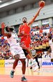 富山-神戸 第3Q、シュートを決めるワット