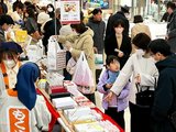 初売りの商品を購入する買い物客＝富山大和