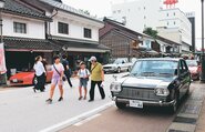 クラシックカーが並ぶ山町筋を散策する来場者＝高岡市守山町