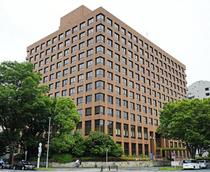 女性泥酔死、男に懲役１６年求刑