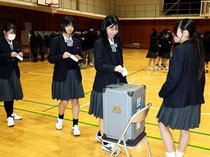 投票参加の意義学ぶ　南砺福野高で県選管が出前授業