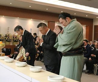 石橋、恩師と最後の別れ　「先生の喜ぶ相撲取る」