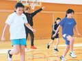 速く走るこつ分かった　小矢部で児童３５人、かけっこ教室