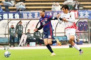 富山－奈良　前半、ドリブルで駆け上がるマテウスレイリア（中央）＝県総合運動公園陸上競技場