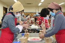 もち花で良い正月を　黒部・石田自治振興会、１５０本作り１人暮らし高齢者に贈る