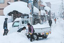 県内大雪７人死傷、用水転落・はしご踏み外す　雪のピークは過ぎる