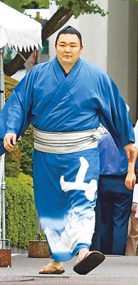 しこ名くっきり青地に映える　本社が朝乃山に「染め抜き」贈呈