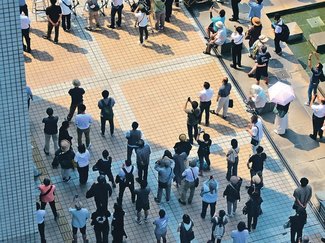 ＜現代写会　猛暑×参院選＞<br />日陰から熱い視線　街頭演説