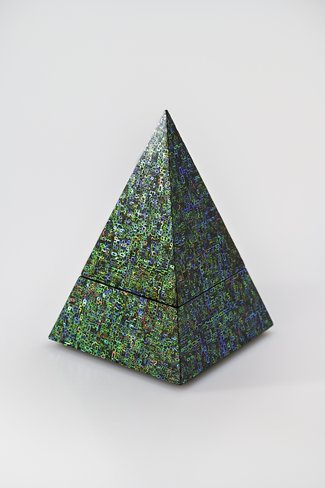 虹色の光を帯びた数字たち /池田晃将《百千金字塔香合》【富山県水墨美術館・art report(15)】