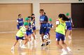 カターレ選手とサッカー交流　福野小６年生