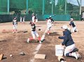 児童と一緒に攻守向上　高岡高野球部、優しく指導