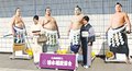 等身大パネル４横綱とパチリ　番記者通信