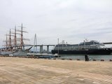 新湊大橋をバックに帆船海王丸（左）と「アザマラ・パシュート」の眺めを楽しむことができた