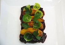 豚ばら肉の黒こしょう風味　魚津産リンゴ添え